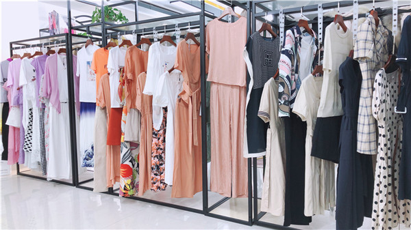 依熏夏季品牌折扣女装批发货源  女装尾货  广州莎奴服饰