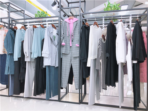 千百惠春季品牌女装折扣尾货批发  女装尾货批发  女装批发货源