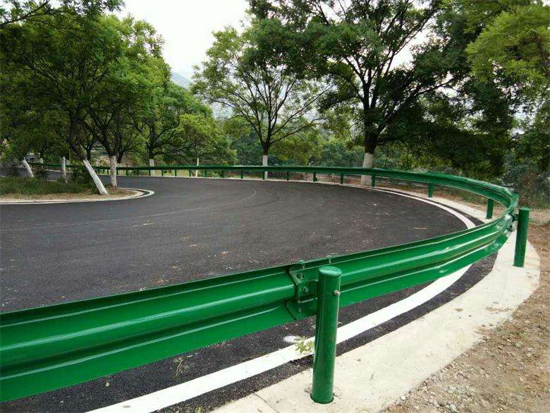 四川绵阳平武县波形梁护栏板批量价  波形护栏板  三波护栏板
