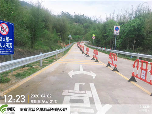 嘉兴波形护栏厂家-中央波形梁护栏