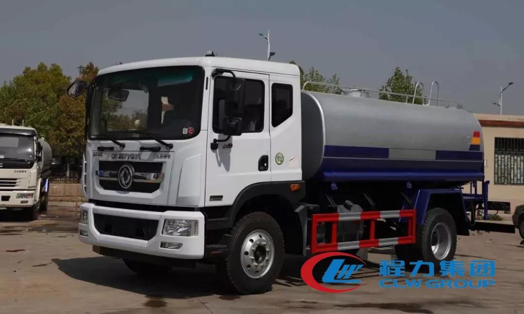 5吨市政环卫洒水车工作视频  喷洒车  环卫车