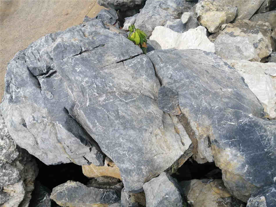 广东天然黑山石日式枯水假山制作石厂家批发  黑山石厂家批发  大型园林景观石  草坪点缀、假山制作