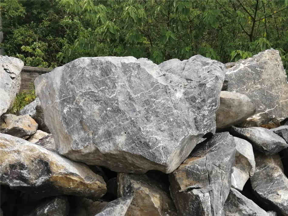 广东天然黑山石日式枯水假山制作石厂家批发  黑山石厂家批发  大型园林景观石  草坪点缀、假山制作
