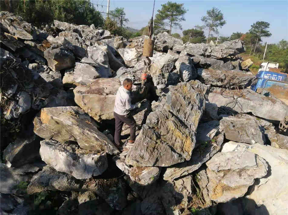 广东大英石原产地批发 山水造景石大英石厂家供应  天然大英石  大型园林景观石  草坪点缀、假山制作