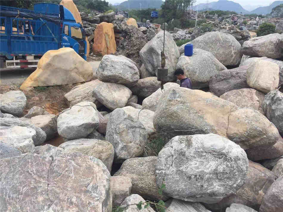 广东泰山石天然石材批发基地 水池假山草坪点缀  泰山石原石供应  大型园林景观石  草坪点缀、假山制作