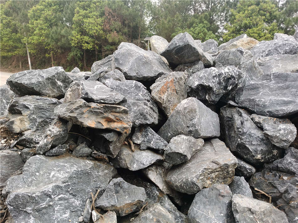 广东黑山石打造日式枯水假山造景石厂家大量现货供应  黑山石厂家批发  大型园林景观石  草坪点缀、假山制作