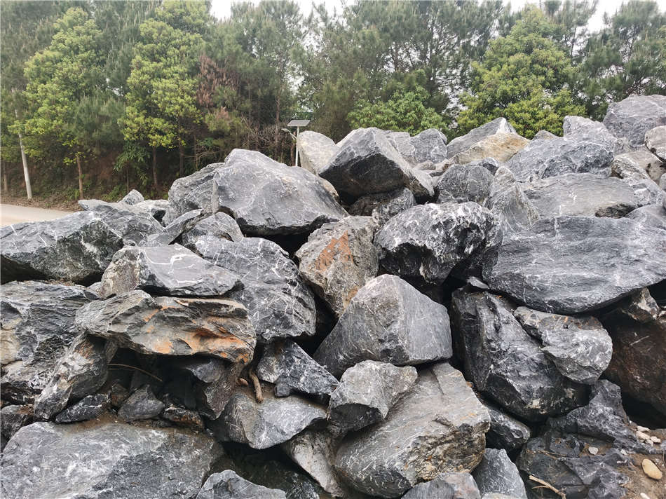 广东黑山石打造日式枯水假山造景石厂家大量现货供应  黑山石厂家批发  大型园林景观石  草坪点缀、假山制作