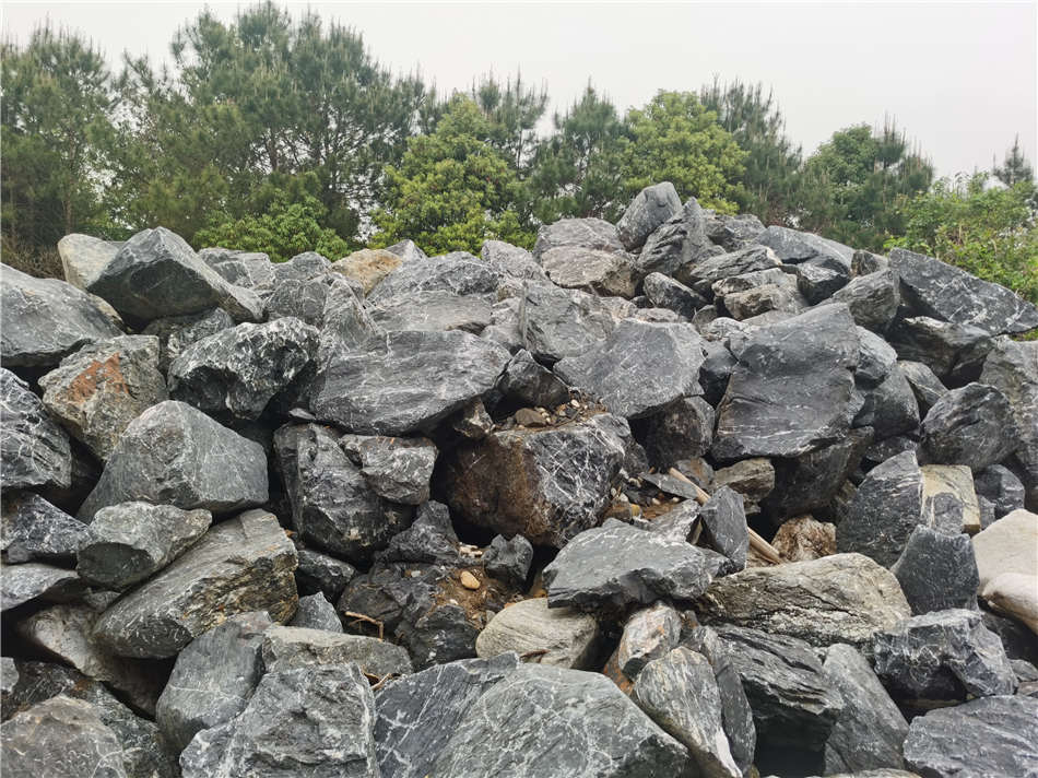 广东黑山石打造日式枯水假山造景石厂家大量现货供应  黑山石厂家批发  大型园林景观石  草坪点缀、假山制作