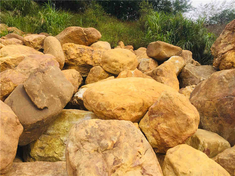 大型吨位黄蜡石 天然园林景观绿化石原产地供应  园林铺地、景观装饰  草坪点缀、假山制作