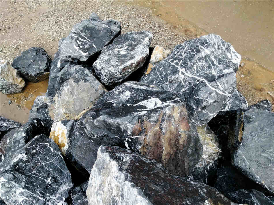 广东黑山石厂家 黑山石原石批发 天然园林景观石厂家直销  黑山石厂家批发  大型园林景观石  草坪点缀、假山制作