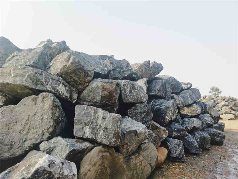 江西天然黑山石 天然园林景观点缀石厂家供应  黑山石厂家批发  大型园林景观石  草坪点缀、假山制作