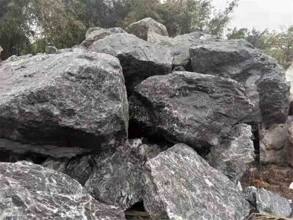 天然太湖石厂家 自然风景太湖石原石批发基地  太湖石厂家批发  园林铺地、景观装饰  草坪点缀、假山制作