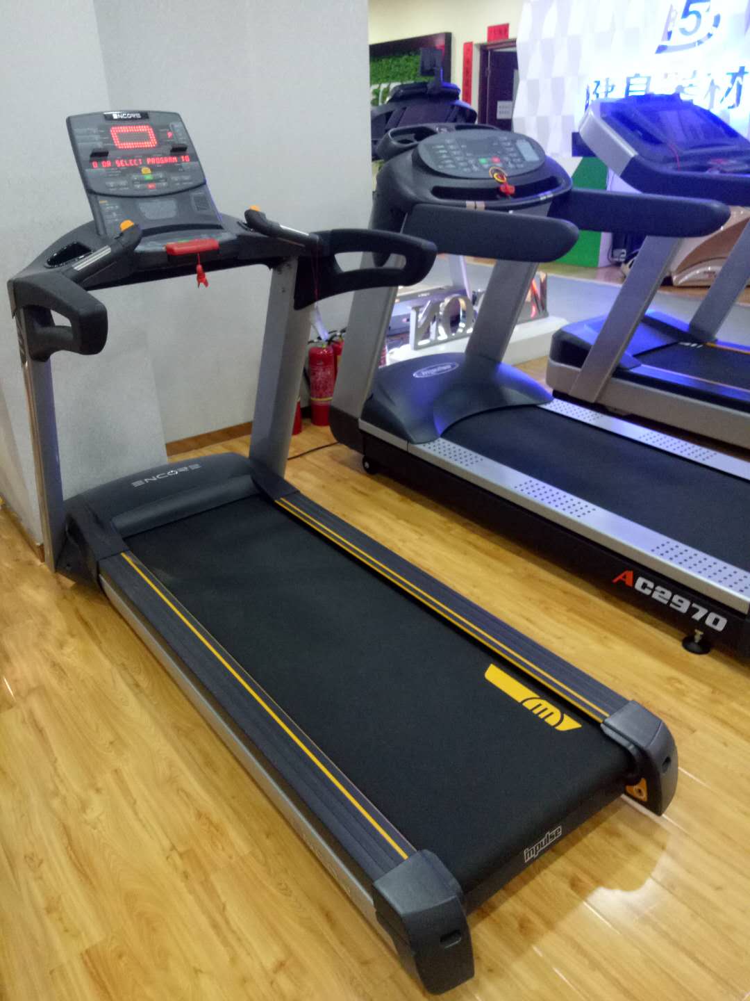 专业跑步机，我们建议选择这款ECT7偏商用跑步机