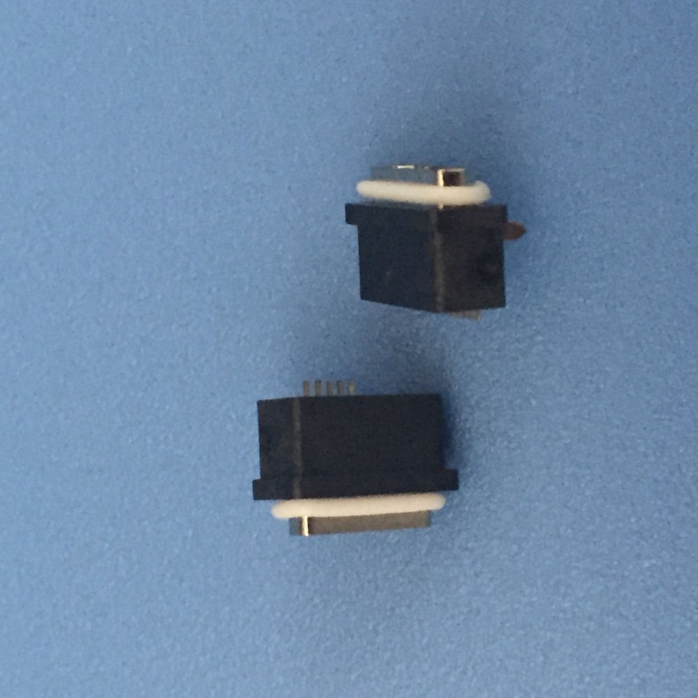 MICRO B型防水母座前插后贴脚距5 5P 带白色防水胶圈