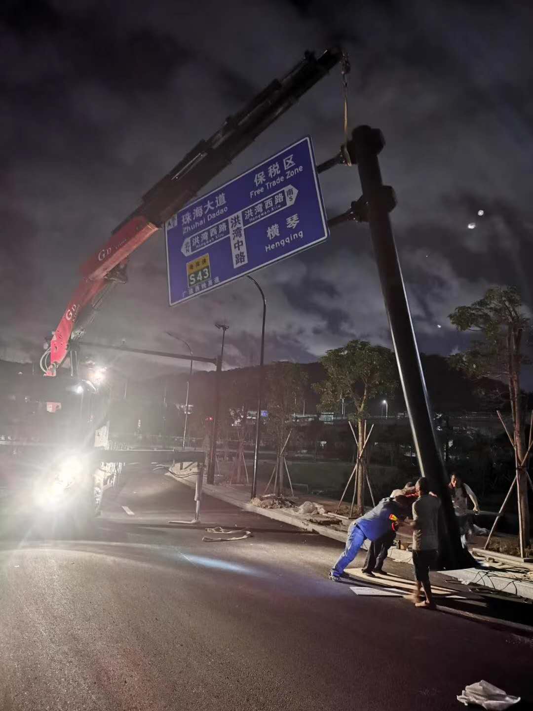 珠海热熔车位标线施工工程道路地面标识标线工程  珠海道路交通标线  珠海橡胶减速带  珠海停车场标线