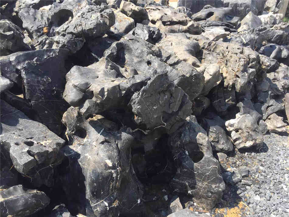 日式庭院景观石材批发 厂家长期供应黑山石原石  黑山石厂家批发  大型园林景观石  假山制作庭院装饰