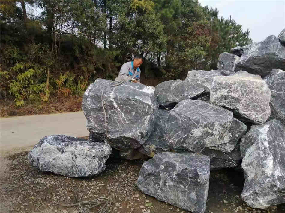 天然太湖石原产地 太湖石厂家大量现货供应  太湖石厂家批发  组合假山、草坪点缀  假山制作庭院装饰