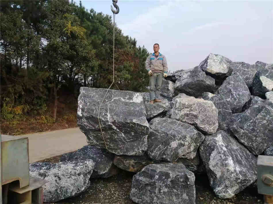 天然太湖石原产地 太湖石厂家大量现货供应  太湖石厂家批发  组合假山、草坪点缀  假山制作庭院装饰