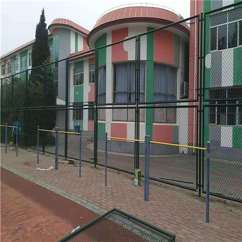 学校篮球场围网 足球场围网防护网 室外体育场围栏  绿色球场围网  足球场球场围网  体育场围网厂家