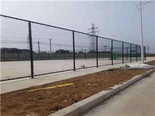 学校足球场围网 室外篮球场围网 浸塑体育场围网厂  绿色球场围网  篮球场围网厂家  体育场围网厂家