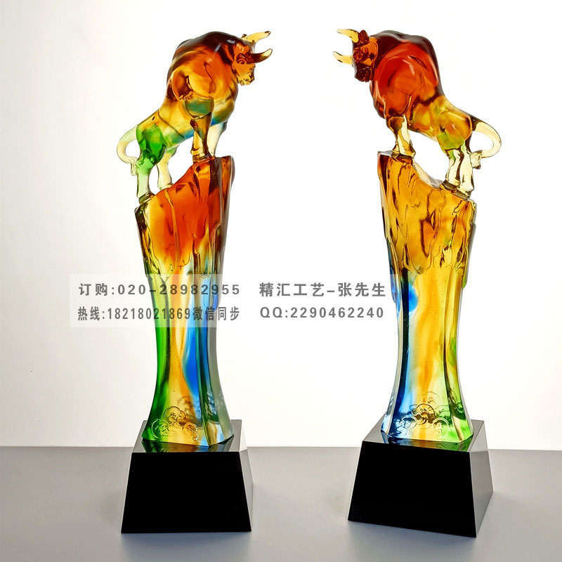 牛年生肖琉璃奖杯 原创古法琉璃奖杯 广州琉璃工厂  开拓进取琉璃奖杯  牛年生肖奖杯  广州琉璃厂家