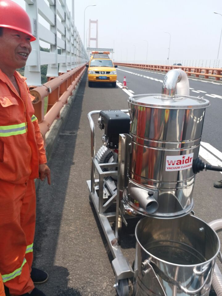 马路保养吸取石子泥土户外用工业汽油机 强大吸力集灰机 无线吸尘器