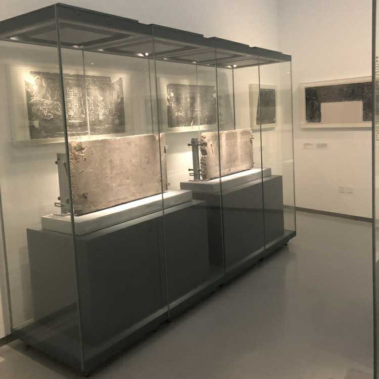 纪念博物馆展柜厂家-湖南博物馆展柜制作设计-隆城展示  展柜设计
