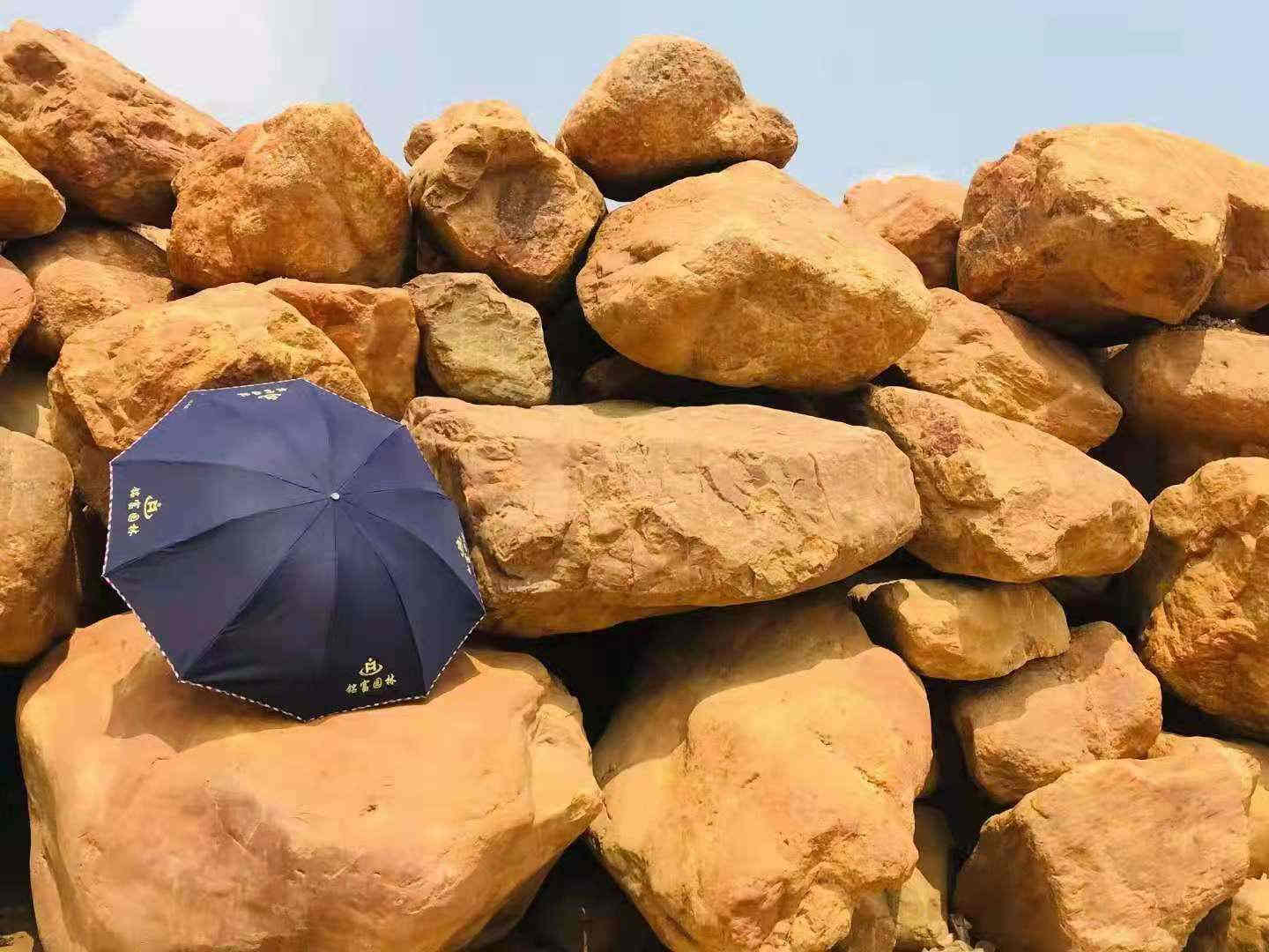 深圳黄蜡石假山原石 天然园林景观石材厂家批发  黄蜡石原石批发  大型园林景观石  草坪点缀、假山制作