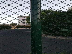 学校篮球场围网 足球场围网防护网 室外体育场围栏  绿色球场围网  足球场球场围网  体育场围网厂家