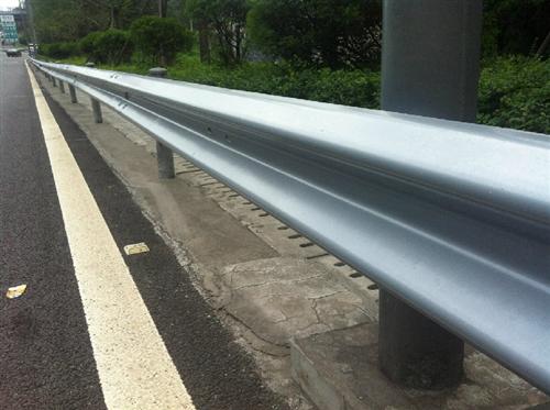 公路波形护栏板 三波防撞护栏 波形梁钢护栏 波形护栏