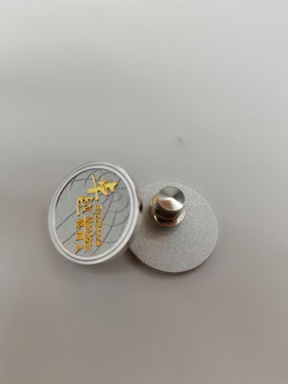 北京做金银徽章厂家定制退伍军人纪念荣誉胸章  北京纯银徽章厂  军人纪念章定制  荣誉胸章生产厂