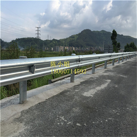 供应波形护栏 公路热镀锌双波梁护栏 高速公路防撞栏