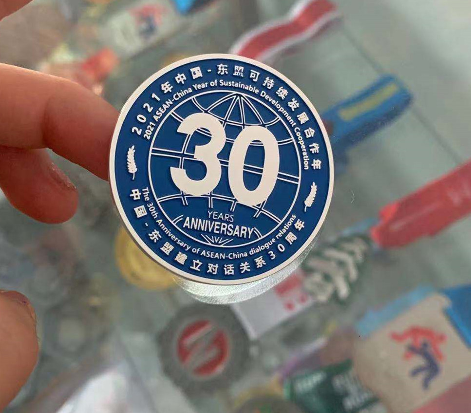 找便宜徽章工厂，公司徽章，胸章批发
