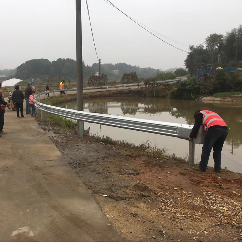 福建乡村公路喷塑波形护栏 波形板护栏厂家