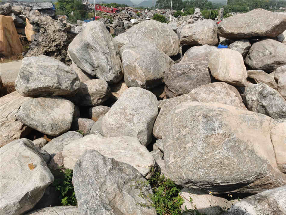 泰山石水池搭建 庭院装饰石草坪点缀石 泰山石厂家供应&nbsp;&nbsp;泰山石价格&nbsp;&nbsp;泰山石的作用&nbsp;&nbsp;假山石泰山石