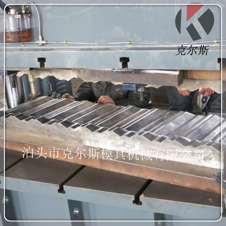 供应彩砂钢瓦模具1340*420mm&nbsp;&nbsp;彩石金属瓦模具&nbsp;&nbsp;钢质金属瓦模具&nbsp;&nbsp;多彩蛭石瓦模具