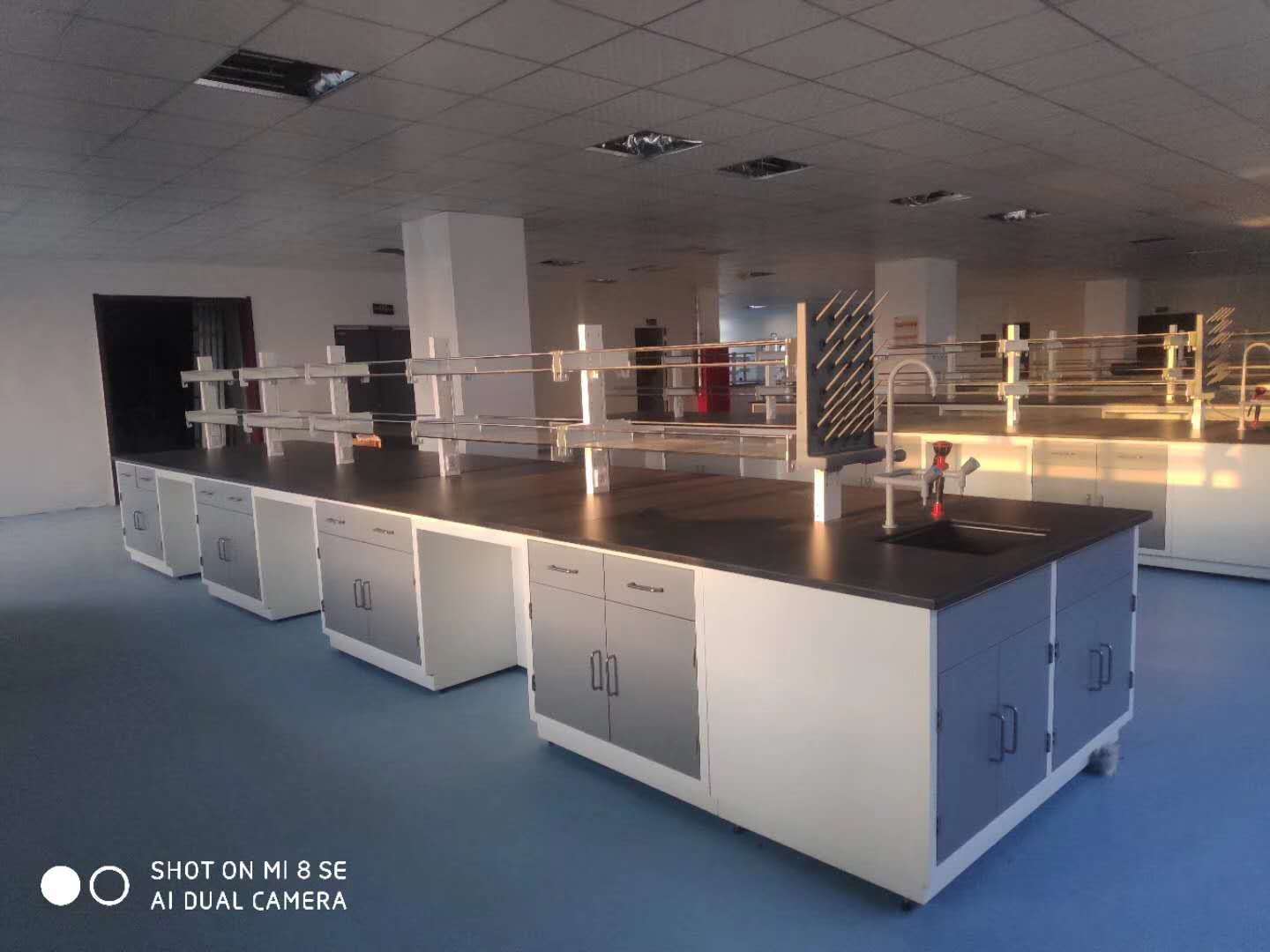 北海通风柜-实验台-试剂柜-实验室家具上门安装  北海实验室家具  北海实验台  实验台厂家