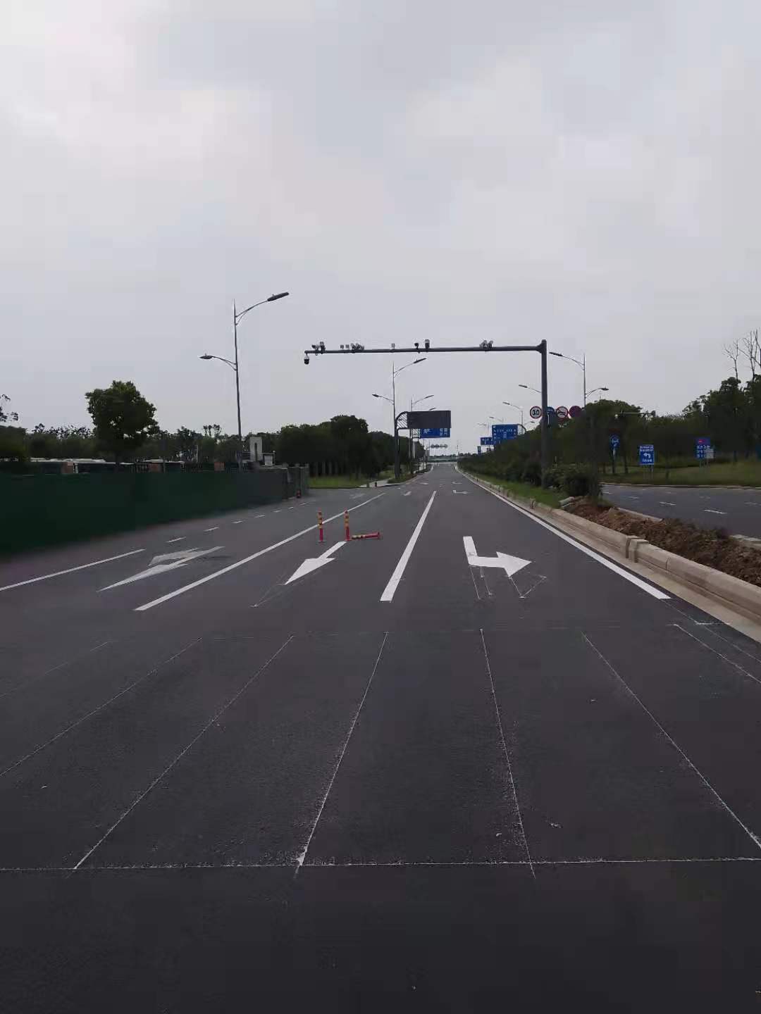 南京道路划线-道路标线特点_南京达尊交通工程公司  南京厂区划线  南京车位划线