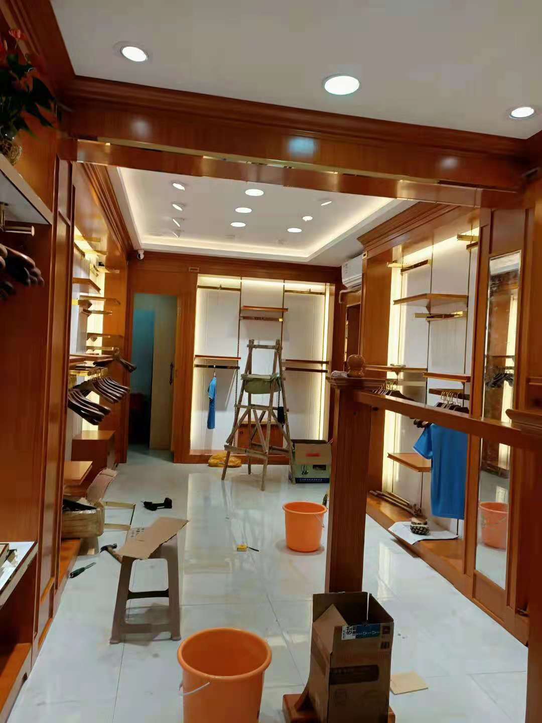 海南服装柜定制海南服装柜台设计海南展柜定制厂家  海南服装展柜加工  海南服装柜台安装