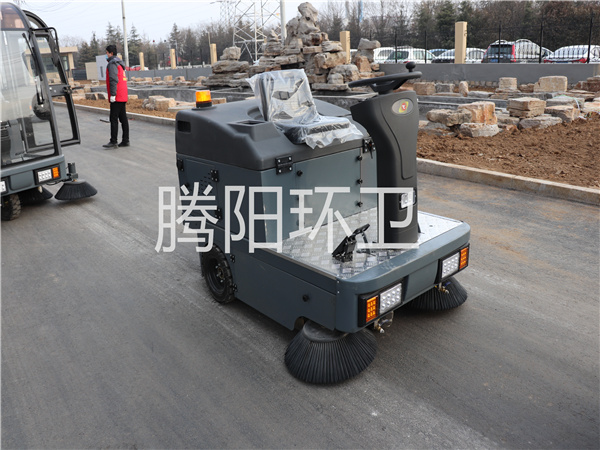 电动扫地车给物业公司带来了哪些好处  环卫车  电动驾驶式扫地车