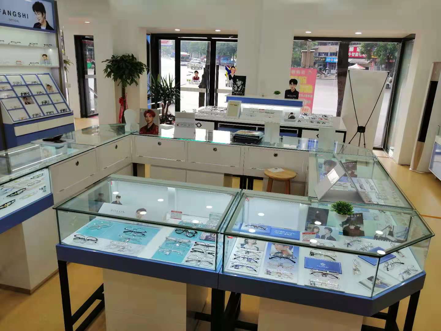 眼镜店展示柜找德尚装饰专业眼镜店展柜定制眼镜店装修&nbsp;&nbsp;眼镜店平面设计