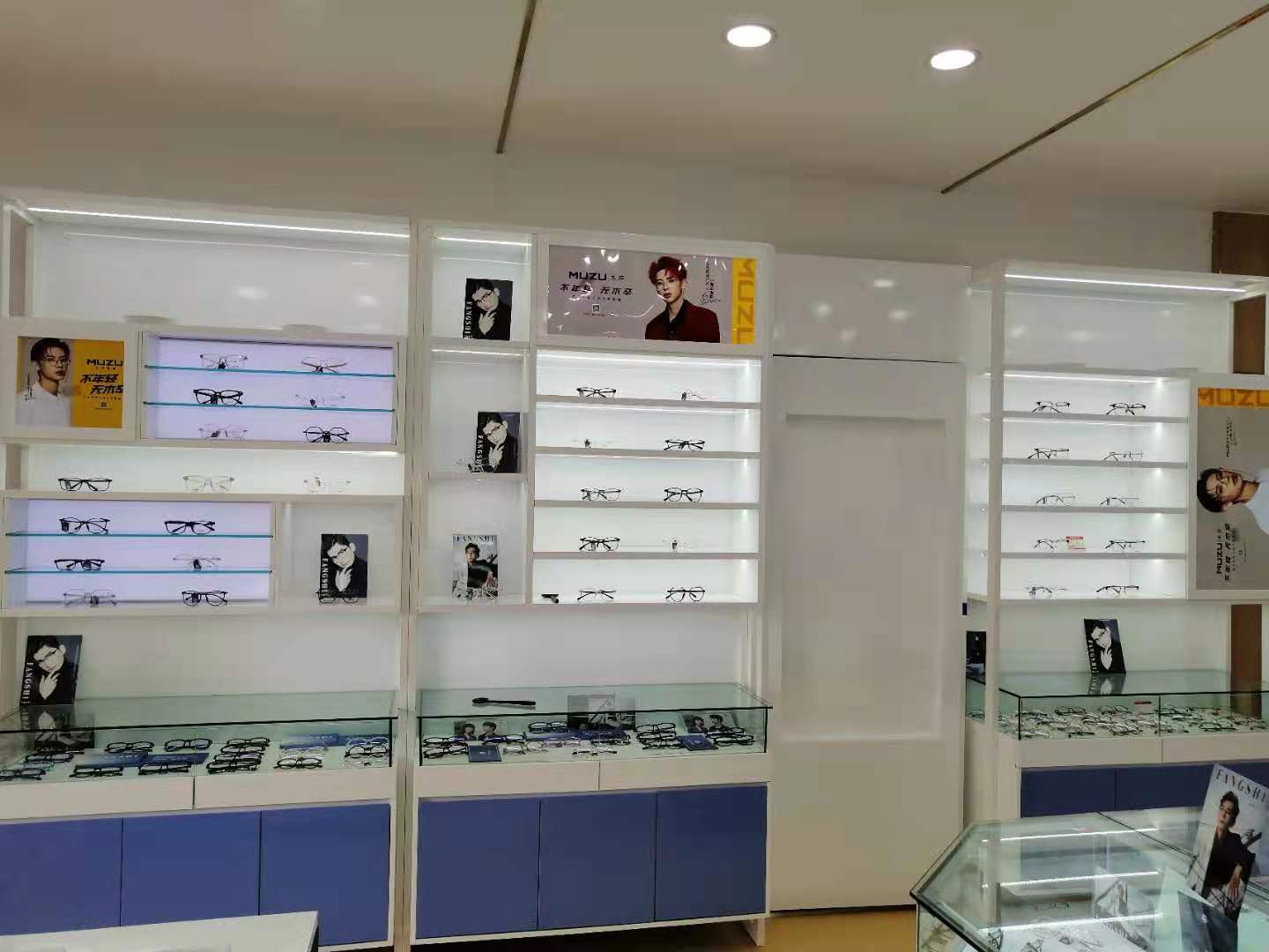 眼镜店展示柜找德尚装饰专业眼镜店展柜定制眼镜店装修&nbsp;&nbsp;眼镜店平面设计