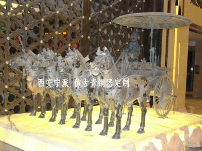 仿古铜车马配透明玻璃罩工艺品 陕西西安青铜器制作厂  西安仿古铜车马  铜车马工艺品