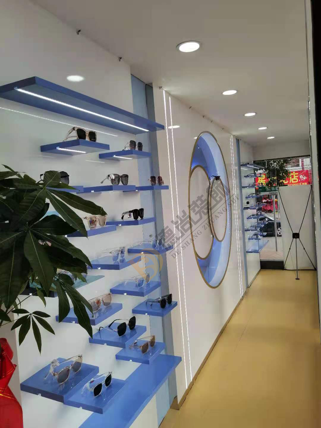最新工艺专业眼镜店装修，展柜定制厂家  眼镜店装修设计  眼镜展柜定制