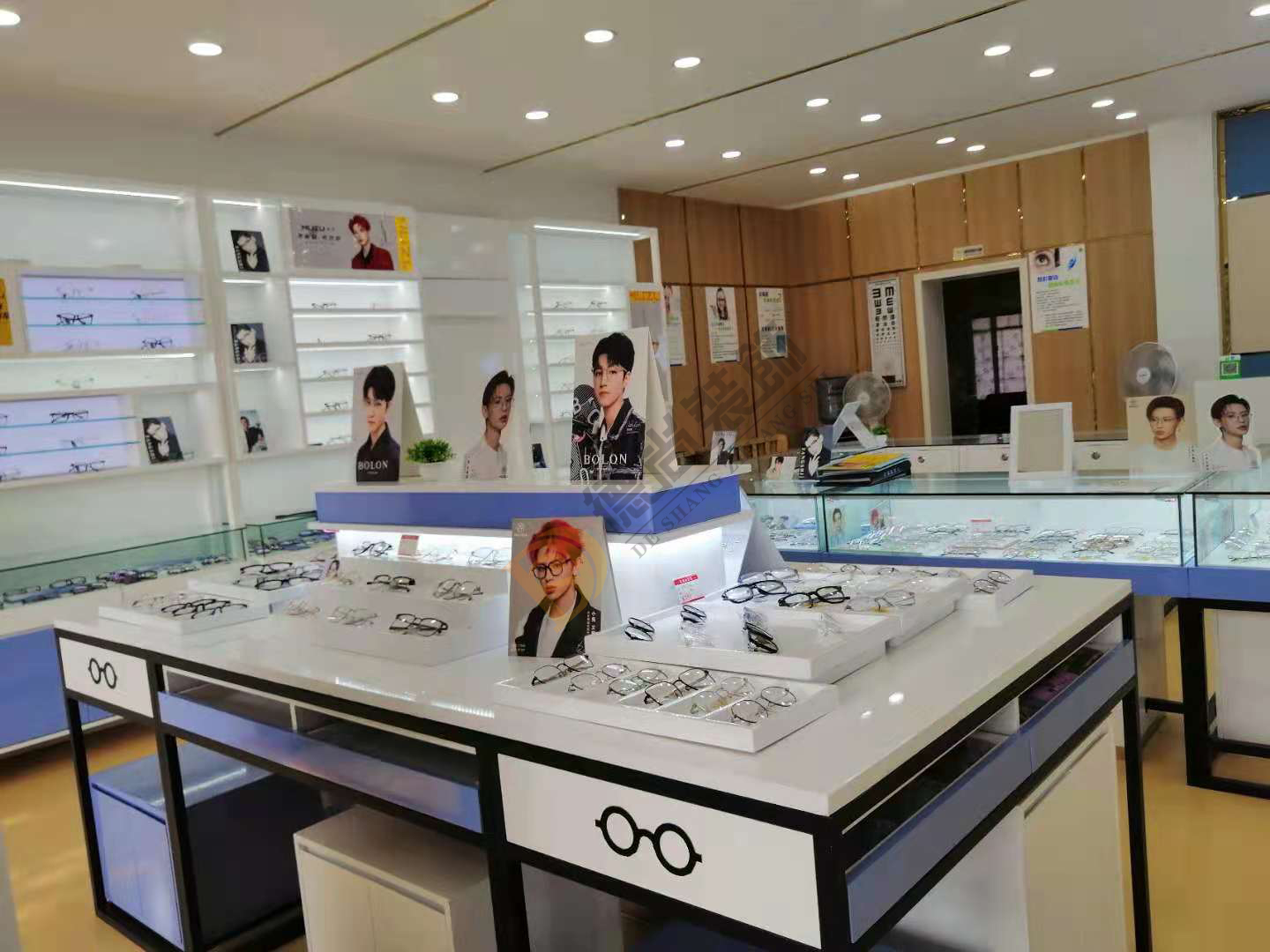 最新工艺专业眼镜店装修，展柜定制厂家  眼镜店装修设计  眼镜展柜定制