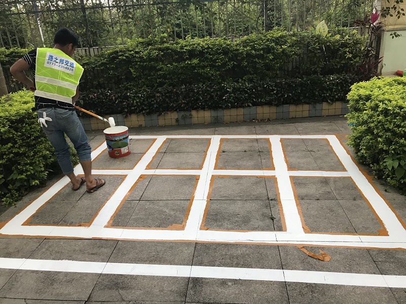 来宾商业街车位划线  来宾车位划线