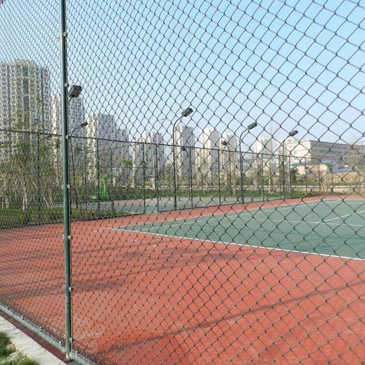 临近高尔夫球场护栏网 墨绿色勾花网 球场围网款式多样