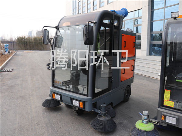 仓库使用驾驶式扫地车的建议  电动扫地车