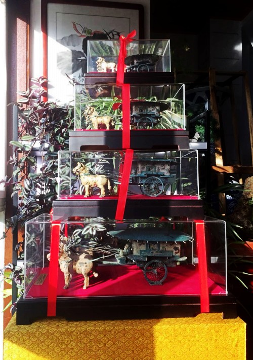 仿古铜车马配透明玻璃罩工艺品 陕西西安青铜器制作厂  西安仿古铜车马  铜车马工艺品