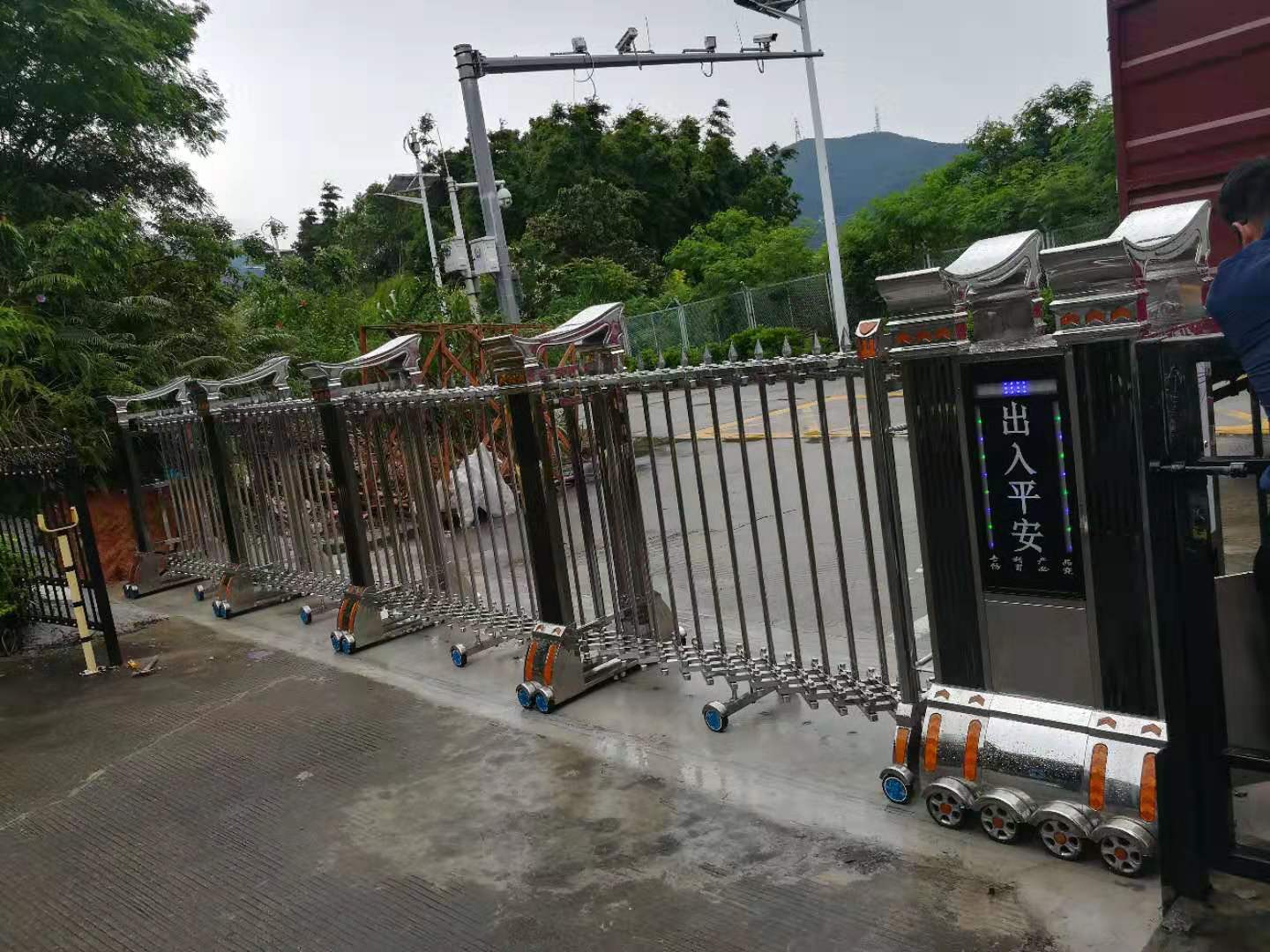 广东自动铝合金伸缩门江门学校车库电动伸缩门制造商全国联保&nbsp;&nbsp;伸缩门厂家